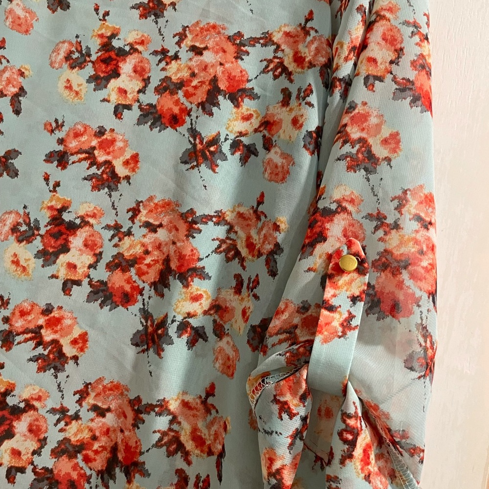 Blue floral print blouse with button detail on sleeve - Picture 3 of 4